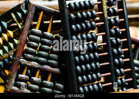 Eine Gruppe von antiken Abaci oder Abacuses in einem Korb möglicherweise im Speicher oder in einem Antiquitätenladen oder Vintage Shop. Stockfoto