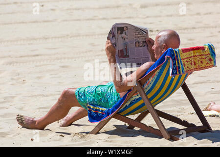 Bournemouth, Dorset UK. 4. Juli 2019. UK Wetter: heiß und sonnig mit Ungebrochenen blauer Himmel und Sonnenschein bei Bournemouth Strände als sunseekers Kopf an der Küste die herrlichen Wetter zu machen. Credit: Carolyn Jenkins/Alamy leben Nachrichten Stockfoto