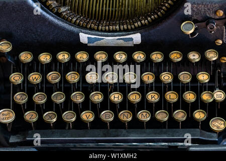 Eine Nahaufnahme Bild einer alten Schreibmaschine Runde indizierten Tastatur. Die ganze QWERT Teil der Tastatur ist in der Ansicht als Teile des Streiks bar Stockfoto