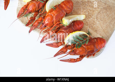 Close-up gekochte Flusskrebse mit Zitrone und Kräutern Stockfoto