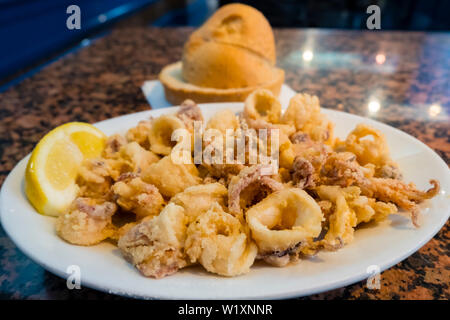 Gebratene Tintenfische und Kalamare, Restoran Vodice, Donji Grad, Zagreb, Kroatien. Stockfoto