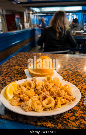 Gebratene Tintenfische und Kalamare, Restoran Vodice, Donji Grad, Zagreb, Kroatien. Stockfoto