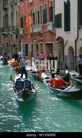 Venezianische Gondolieri bereit, um mit der Arbeit zu beginnen, Venedig, Italien, Europa Stockfoto