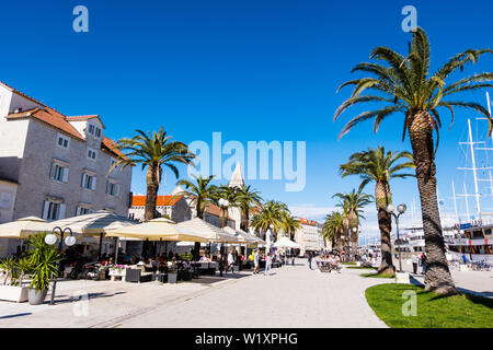 Riva, Strandpromenade, Obala bana Berislavica, Altstadt, Trogir, Dalmatien, Kroatien Stockfoto