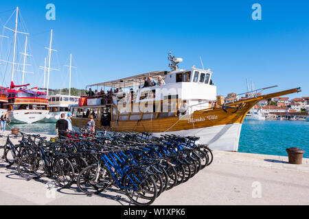 Fahrräder auf einem Boot, Riva, Strandpromenade, Obala bana Berislavica, Altstadt, Trogir, Dalmatien, Kroatien Stockfoto