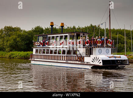 Tretboot, Urlaub, Horning, Norfolk Broads, England, Großbritannien Stockfoto