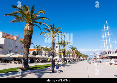 Riva, Strandpromenade, Obala bana Berislavica, Altstadt, Trogir, Dalmatien, Kroatien Stockfoto