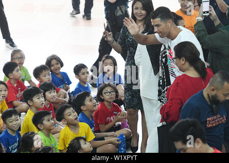 Singapur, Singapur Yumin Primary School. 4. Juli 2019. Portugiesische Fußballspieler Cristiano Ronaldo (R, oben) interagiert mit einige Grundschüler während einer Aktivität der Singapur olympische Foundation-Peter Lim Gelehrsamkeit, in Singapurs Yumin Grundschule statt, am 4. Juli 2019. Credit: Dann Chih Wey/Xinhua/Alamy leben Nachrichten Stockfoto