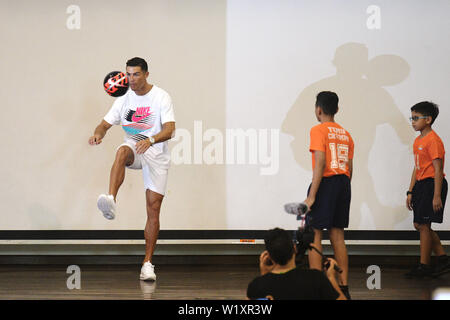 Singapur, Singapur Yumin Primary School. 4. Juli 2019. Portugiesische Fußballspieler Cristiano Ronaldo (L) jongliert eine Kugel während einer Aktivität der Singapur olympische Foundation-Peter Lim Gelehrsamkeit, in Singapurs Yumin Grundschule statt, am 4. Juli 2019. Credit: Dann Chih Wey/Xinhua/Alamy leben Nachrichten Stockfoto