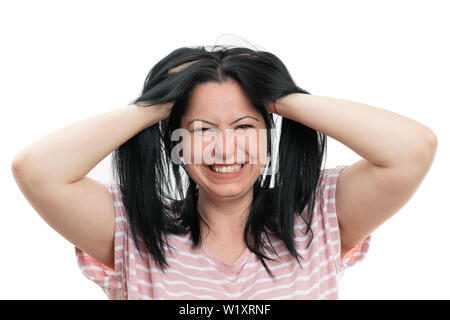 Closeup Porträt der jungen Frau lächelnd Holding schwarze Haare mit den Händen auf weißem Hintergrund Stockfoto