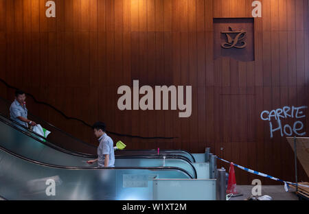 Hongkong, China. 04. Juli, 2019. Die Innenansicht des Gesetzgebenden Rates Gebäude durch die Auslieferung bill Demonstranten vandalized. Credit: SOPA Images Limited/Alamy leben Nachrichten Stockfoto