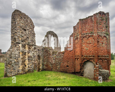 Regen Wolken über die Ruinen der Abtei in der Nähe von Baja California Sur, Leiston Suffolk England Stockfoto