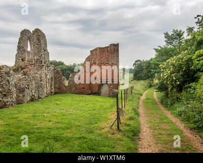 Fußweg neben den Ruinen der Abtei in der Nähe von Baja California Sur, Leiston Suffolk England Stockfoto