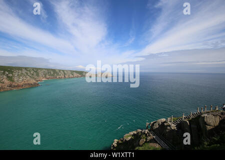 Minack Porthcurno Strand mit Blick auf das Meer Stockfoto