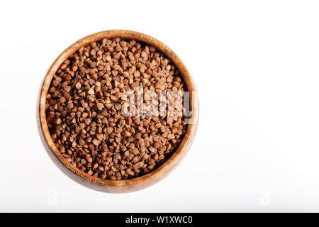 Raw Buchweizen in Schüssel auf Holz- Hintergrund. Stockfoto