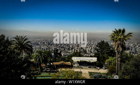 Santiago Stadt Blick vom Cerro San Cristóbal Stockfoto