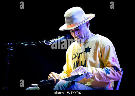 Grugliasco, Italien. 02 Juli, 2019. Ben Harper live auf der Bühne zusammen mit dem Unschuldigen Verbrecher am Gruvillage Festival in Grugliasco, in der Nähe von Turin. Credit: Alessandro Bosio/Pacific Press/Alamy leben Nachrichten Stockfoto