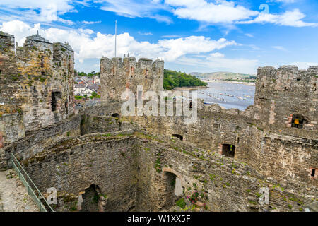 Den Fluss Conwy gesehen aus den Ruinen des 13. Jahrhunderts Conwy Castle sind heute ein Weltkulturerbe und beliebte Touristenattraktion, Conwy Wales, Großbritannien Stockfoto