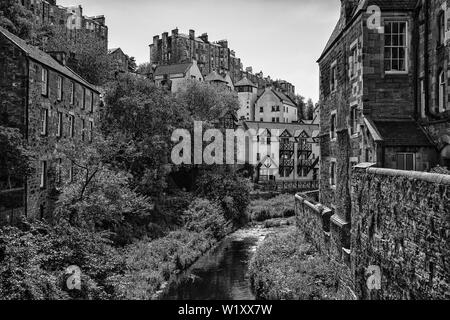 Dean Village in Edinburgh, Schottland, ist bekannt als "Water of Leith Village" und war das Zentrum eines erfolgreichen Getreidemahlgebietes für mehr als 800 Jahre Stockfoto