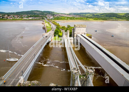 Die drei Brücken über den Fluss Conwy aus den Trümmern des historischen Conwy Castle, heute ein Weltkulturerbe und beliebte Touristenattraktion, Wales, Großbritannien Stockfoto