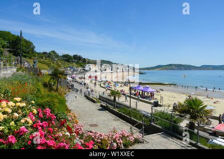 Lyme Regis, Dorset, Großbritannien. 4. Juli 2019. UK Wetter. Blick von Jane Austen Garten mit Sonnenanbeter am Strand an der Küste von Lyme Regis in Dorset genießen ein Tag der klare Himmel und glühend heiße Sonne. Foto: Graham Jagd-/Alamy leben Nachrichten Stockfoto