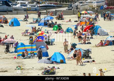 Lyme Regis, Dorset, Großbritannien. 4. Juli 2019. UK Wetter. Sonnenanbeter am Strand an der Küste von Lyme Regis in Dorset genießen ein Tag der klare Himmel und glühend heiße Sonne. Foto: Graham Jagd-/Alamy leben Nachrichten Stockfoto