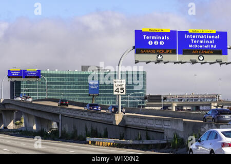 Juni 30, 2019 Millbrae/CA/USA - San Francisco International Airport (SFO) Zeichen führen Reisende zum richtigen Terminal; im Bau Hote Stockfoto