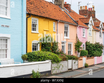 Farbenfrohe Gebäude entlang der High Street in Aldeburgh Suffolk England Stockfoto