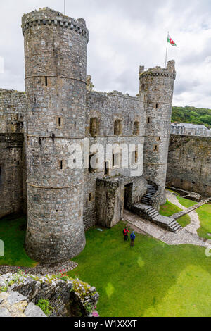Die innere Fassade des Torhauses und Innenhof des Schlosses in Harlech, Gwynedd, Wales, Großbritannien Stockfoto
