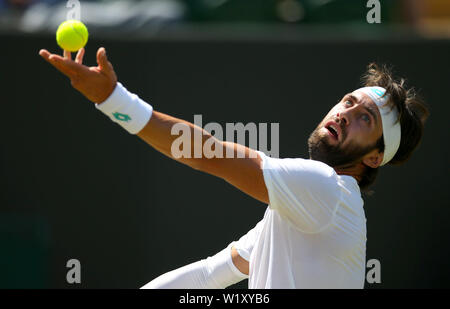 Nikoloz Basilashvili in Aktion am vierten Tag der Wimbledon Championships im All England Lawn Tennis and Croquet Club, London. Stockfoto