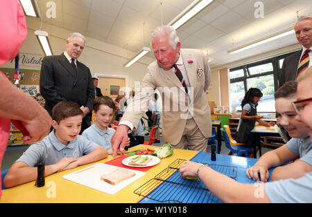 Der Prinz von Wales trifft sich mit Schulkindern ein Sandwich in einem Wissenschaft Lektion bei einem Besuch in der Weißen Rose Grundschule in Elliots Stadt, neue Tredegar, in Südwales. Stockfoto