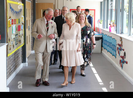 Der Prinz von Wales (links) und die Herzogin von Cornwall, die während eines Besuchs auf der Weißen Rose Grundschule in Elliots Stadt, neue Tredegar, in Südwales. Stockfoto