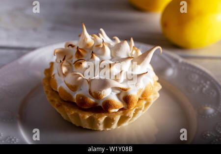 Zitronen-Baiser-Torte Stockfoto