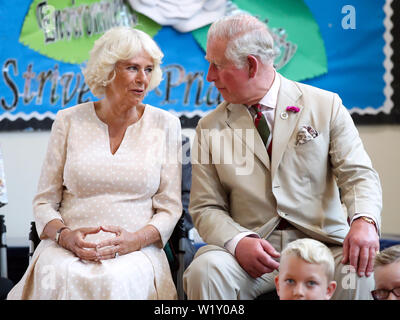 Der Prinz von Wales und die Herzogin von Cornwall (links) bei einem Besuch in der Weißen Rose Grundschule in Elliots Stadt, neue Tredegar, in Südwales. Stockfoto