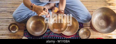 BANNER, LANGE FORMAT Nepal Buddha Kupfer Klangschale in Spa Salon. Junge schöne Frau, Massage Therapie Klangschalen im Spa gegen eine Stockfoto