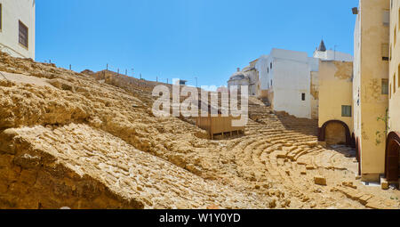 Panoramablick auf die Überreste der Römischen Theater der antiken Gades in Hispania, die aktuelle Stadt Cádiz, Andalusien, Spanien. Stockfoto