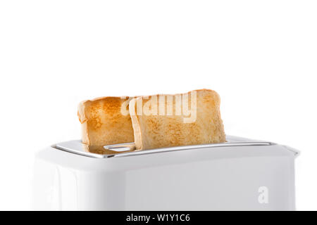 Getoastetes Toast Brot in Weiß Toaster auf weißem Hintergrund Stockfoto