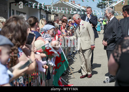 Der Prinz von Wales trifft sich Anwohner wie er kommt für einen Besuch der Weißen Rose Grundschule in Elliots Stadt, neue Tredegar, in Südwales. Stockfoto