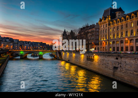 Am Abend Blick auf den Palais de Justice von der Seine in Paris, Frankreich. Stockfoto