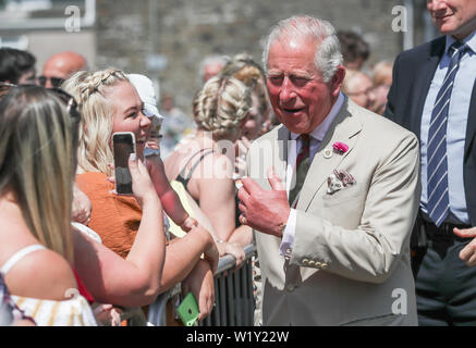 Der Prinz von Wales trifft sich Anwohner wie er kommt für einen Besuch der Weißen Rose Grundschule in Elliots Stadt, neue Tredegar, in Südwales. Stockfoto