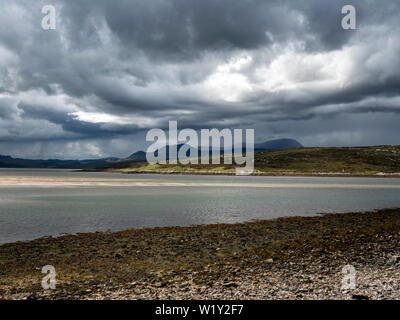 Kyle der Zunge See Loch an der Nordküste von Schottland aus den Causeway nach Süden. Die Brücke und Damm auf der North Coast Route 500 Stockfoto