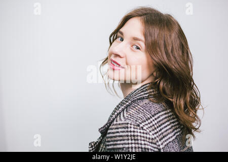 Portrait Junge schöne kaukasische Frau auf weißem Hintergrund. Europäische Mädchen model posing Hintergrund der Wand im Studio. Business Woman in Jacke und bl Stockfoto