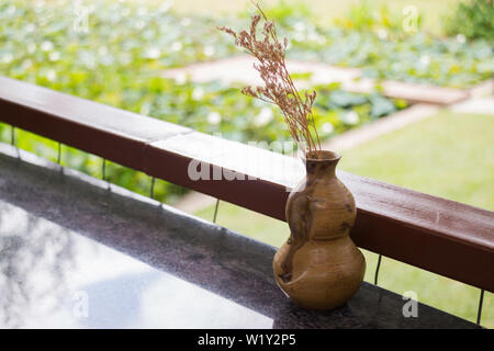 Mini Vase auf Marmortisch, Foto Stockfoto