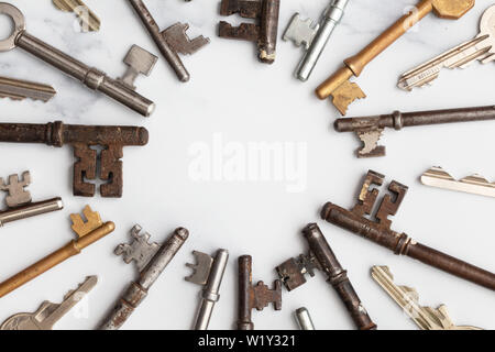 Rahmen der Vintage Keys auf weißem Hintergrund. Sicherheits- und Sicherheitskonzept Stockfoto