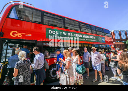 Wimbledon London, UK. 4. Juli 2019. Tennis Fans queuing außerhalb Wimbledon Bahnhof für Busse auf der an einem heißen Tag erwartet die Temperaturen bis zu 27 Grad Celsius erreichen. Credit: Amer ghazzal/Alamy leben Nachrichten Stockfoto