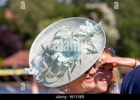 Henley on Thames, Großbritannien. 04. Juli, 2019. Hüte wurden in Kraft am Henley Royal Regatta mit einem Tag des Sonnenscheins. Quelle: Allan Staley/Alamy leben Nachrichten Stockfoto