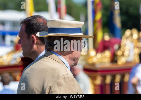 Henley on Thames, Großbritannien. 04. Juli, 2019. Hüte wurden in Kraft am Henley Royal Regatta mit einem Tag des Sonnenscheins. Quelle: Allan Staley/Alamy leben Nachrichten Stockfoto