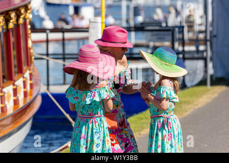 Henley on Thames, Großbritannien. 04. Juli, 2019. Hüte wurden in Kraft am Henley Royal Regatta mit einem Tag des Sonnenscheins. Quelle: Allan Staley/Alamy leben Nachrichten Stockfoto