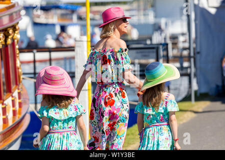 Henley on Thames, Großbritannien. 04. Juli, 2019. Hüte wurden in Kraft am Henley Royal Regatta mit einem Tag des Sonnenscheins. Quelle: Allan Staley/Alamy leben Nachrichten Stockfoto