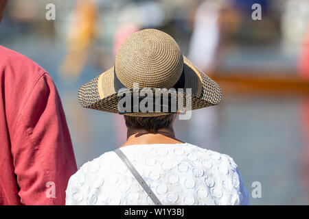 Henley on Thames, Großbritannien. 04. Juli, 2019. Hüte wurden in Kraft am Henley Royal Regatta mit einem Tag des Sonnenscheins. Quelle: Allan Staley/Alamy leben Nachrichten Stockfoto